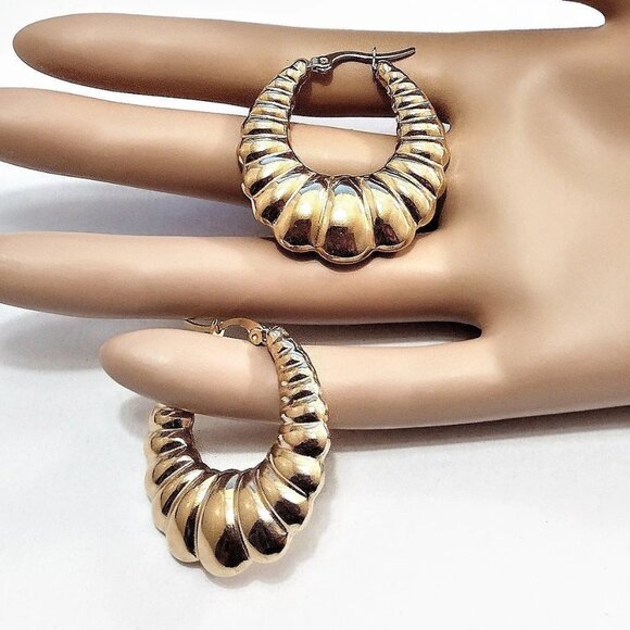 1 3/8" Long Shrimp Hoop Pierced Post Earrings Gold Tone Vintage Oval Scalloped - Picture 2 of 5